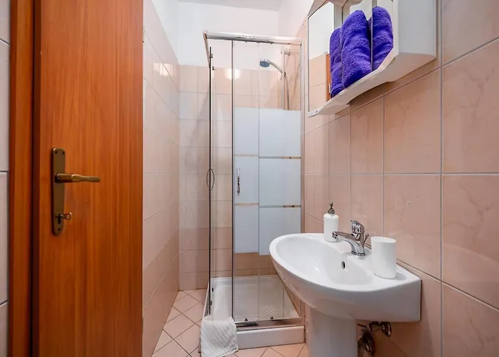 In With Sea View & Pool Apartman *