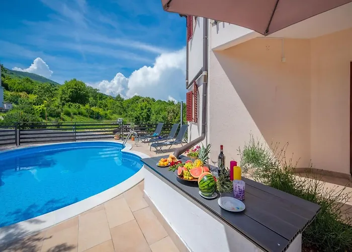 In With Sea View & Pool Apartman *